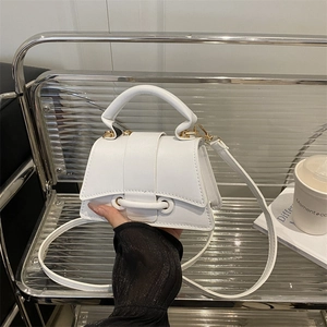 Petit sac à main en cuir blanc chic avec fond incurvé, poignée et détails dorés élégants