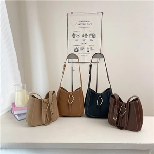 Sac bandoulière en cuir minimaliste avec ferrures dorées en quatre tons de terre