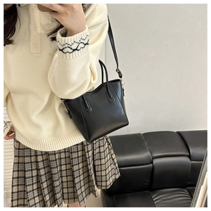 Détail d'un mini sac cabas noir mat avec logo FASHION embossé et bandoulière réglable