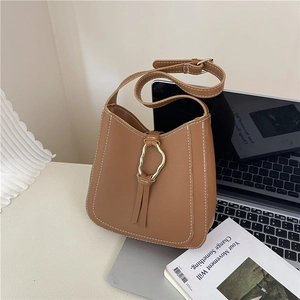 Sac seau minimaliste en cuir marron avec surpiqûres contrastées et anneau doré chic