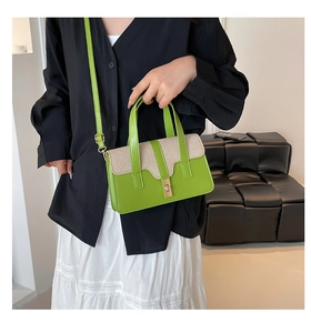 Détail des textures contrastées en cuir vert et tissu tissé beige du sac à main