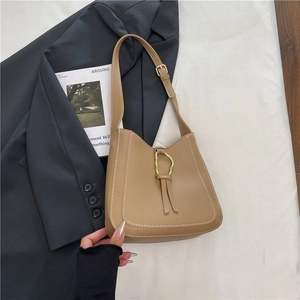 Sac seau kaki chic avec surpiqûres contrastées et anneau en métal doré sur fond blanc