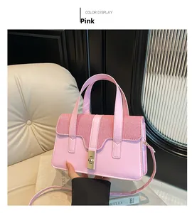 Détail du sac à main rose avec rabat texturé, fermoir doré et deux poignées