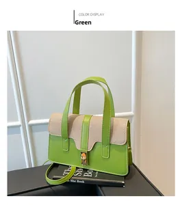 Détail du sac à main vert en similicuir avec fermoir rotatif doré sur présentoir