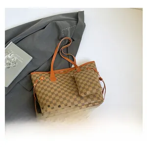 Dettaglio della borsa tote vintage marrone a scacchi con pochette coordinata e manici