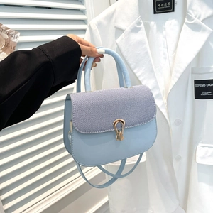 Sac bandoulière bleu clair style selle avec texture denim et boucle dorée