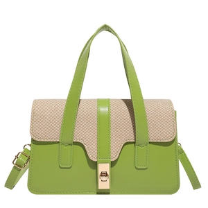 Sac à main en cuir vert et tissu tissé avec boucle dorée et bandoulière réglable