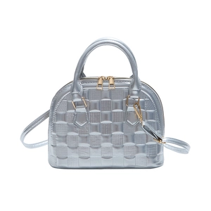 Schicke silberne Metallic-Handtasche mit Karomuster, Gold-Beschlägen und Schultergurt