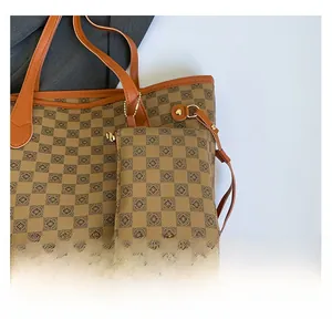 Dettaglio ravvicinato della borsa tote retrò con motivi floreali e astuccio abbinato