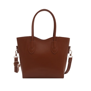 Sac fourre-tout en cuir marron avec poignées et bandoulière amovible sur fond blanc