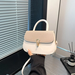 Sac bandoulière beige tressé avec fermoir doré et poignée arrondie pour femme