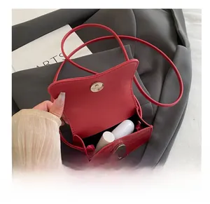 Capacité interne d'un mini sac bandoulière rouge motif crocodile avec un rouge à lèvres