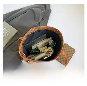 Vista interna che mostra la grande capacità di una borsa tote a scacchi con vari oggetti