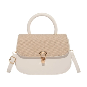 Bolso bandolera blanco de cuero sintético con solapa tejida beige y cierre de escudo dorado