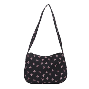 Borsa a tracolla trapuntata nera con motivo a fiocchi rosa e stile casual dolce