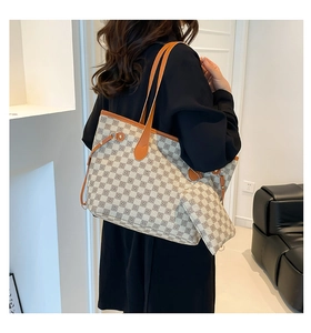 Dettaglio del set di borse tote vintage con pochette coordinata e manici marroni eleganti