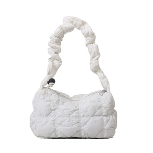 Schicke weiße gepolsterte Wolken-Tasche mit gerafftem Riemen und gesteppter Textur