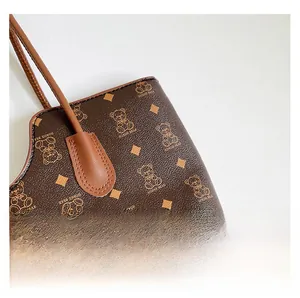 Vue détaillée du motif d'ours imprimé et des coutures sur le sac cabas en similicuir