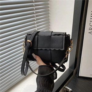Women Woven PU Leather Crossbody Bag Small Square Bag With Scalloped Edges Metal Chain Strap Summer Fashion Handbag