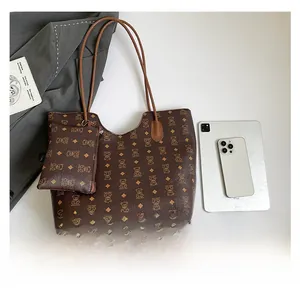 Détail du grand sac cabas et de la pochette avec motifs d'ours et de losanges