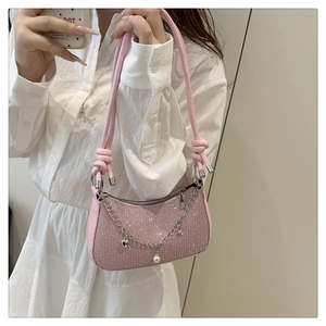 Détail du sac demi-lune rose pailleté avec chaîne en perles et sangle nouée