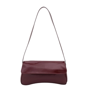 Sac baguette en cuir verni bordeaux brillant avec rabat et design rétro minimaliste élégant