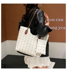 Vue détaillée du sac cabas blanc imprimé ours porté par un mannequin pour voir la taille
