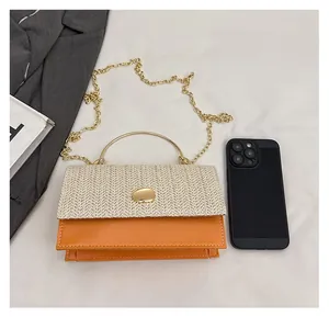 Confronto dettagliato delle dimensioni tra la mini borsa intrecciata e uno smartphone