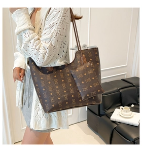 Vue latérale détaillée du sac seau à monogramme marron avec petite pochette zippée assortie