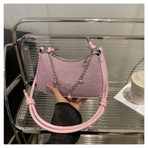 Détail du sac croissant en cristal rose avec chaîne à breloques étoiles et perles