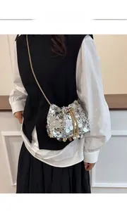 Vue détaillée des paillettes argentées sur le mini sac seau chic avec chaîne dorée