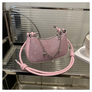 Sac croissant rose pailleté avec chaîne métallique et breloques cœur en perle