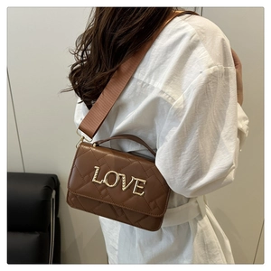 Sac bandoulière marron matelassé avec boucle dorée LOVE et large bandoulière en nylon