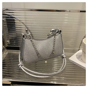 Sac bandoulière pailleté argenté avec bandoulière à nœud et chaîne à perles cœur