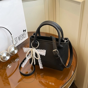 Sac seau chic en cuir noir avec nœud en dentelle et breloque en perles pour femmes