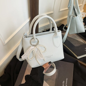 Sac seau élégant en cuir bleu clair avec breloque en dentelle de perles et bandoulière
