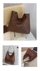 Détail du sac cabas tressé marron foncé avec texture en chevrons et design spacieux