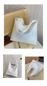 Gros plan d'un sac cabas tissé blanc avec texture à chevrons et bandoulière élégante