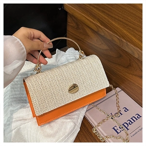 Dettaglio della patta in paglia intrecciata e borsa in pelle arancione con manico a anello