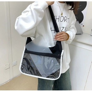 Détail du sac bandoulière avec poche frontale en PVC transparent et bordure blanche