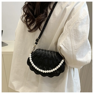 Détail du sac bandoulière en forme de coquille avec cuir serpent et chaîne de perles