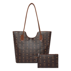 Ensemble cabas marron foncé avec motifs d'ours et pochette assortie sur fond blanc