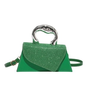 Grüne Trapezhandtasche mit glitzernder Klappe und silbernem Metallgriff für Damen