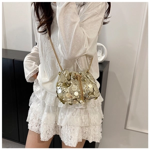 Détails du sac seau à paillettes dorées avec bandoulière chaîne et perles blanches