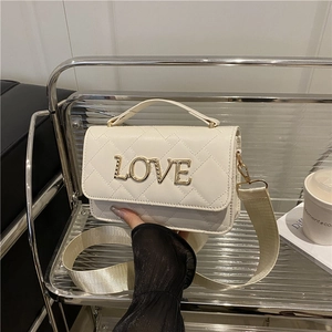 Borsa a tracolla trapuntata bianca con fibbia LOVE dorata e ampia tracolla di moda