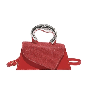 Sac à main trapèze rouge élégant avec poignée en métal et design patchwork pailleté