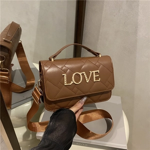 Borsa trapuntata marrone in pelle con lettere LOVE dorate e tracolla in tessuto