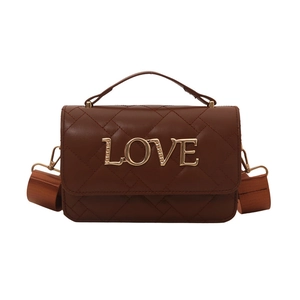 Sac bandoulière matelassé marron avec lettrage LOVE doré et sangle tissée large