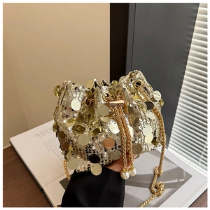 Détail du sac seau à paillettes dorées avec cordon en perles et bandoulière chaîne
