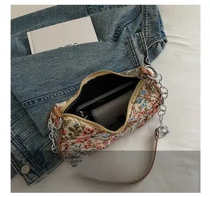 Vue intérieure du sac floral montrant l'espace pour téléphone et portefeuille